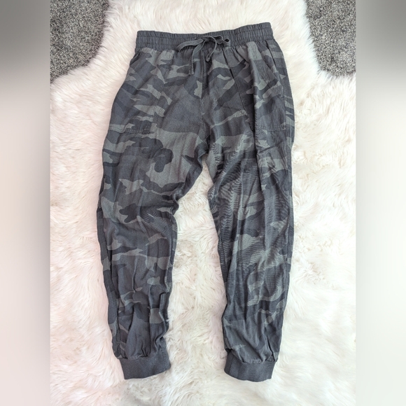 Splendid Pants - Splendid Camo Jogger Style Casual Pants